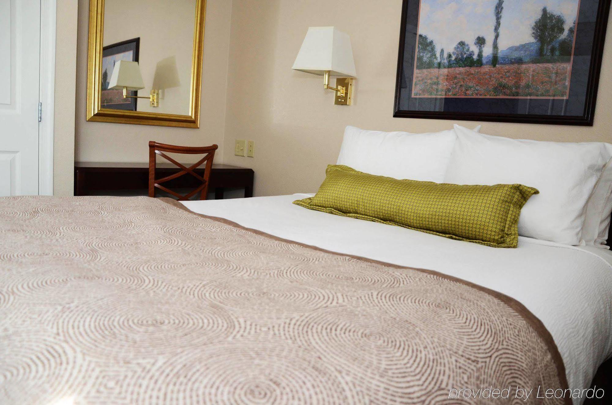 Candlewood By Ihg Hotel 2*